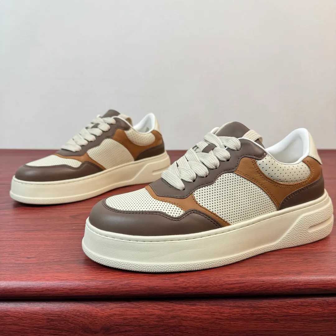 Batch 800 Gucci/Gucci new autumn men's leather sneakers thick-soled lightweight biscuit shoes! In the 2025 autumn and winter series, this sneaker adopts a thick-soled structure and cleverly uses the triple elements of silhouette design, color matching and material. Showcase retro style. This shoe is crafted from cow leather with webbing details and features a lightweight rubber sole for added sophistication. Multiple leathers are finely tailored and precision motorcycle composite splicing creates a full sense of layering. Full calfskin lining and insole, gold logo letter badge details, 5CM thickened lightweight rubber sole, air-glue stitching process, durable without opening the glue and excellent on-foot comfort, flat last shape, easy to match with all types of pants, and comes with a full set of packaging! Size: 39-40-41-42-43-44 leather shoe size (38.45 can be customized) Item number: 431920 full leather white coffee